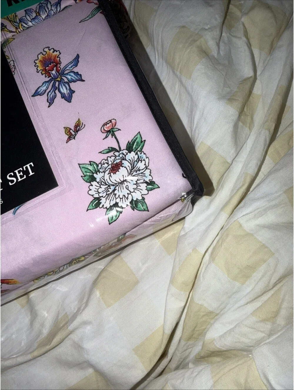 New Ed Hardy Pink King Sheet Set 6-Piece w/4 Pillowcases, Tattoo Flowers Pink